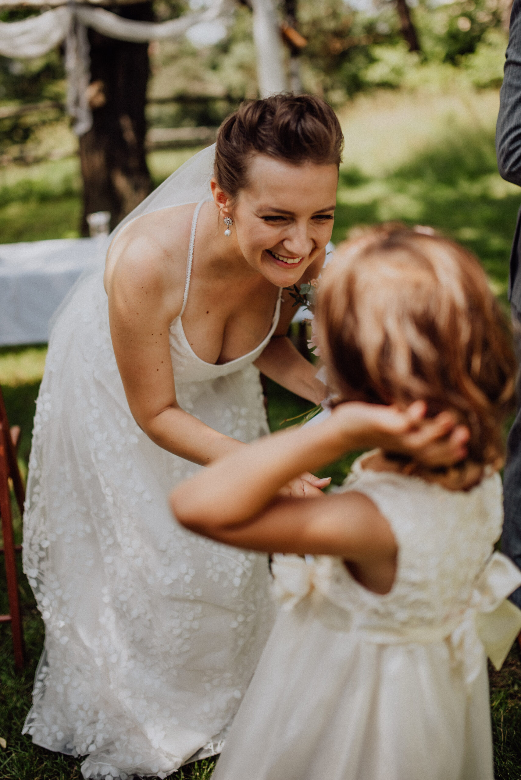 Malá družička blahopřeje nevěstě po svatebním obřadu