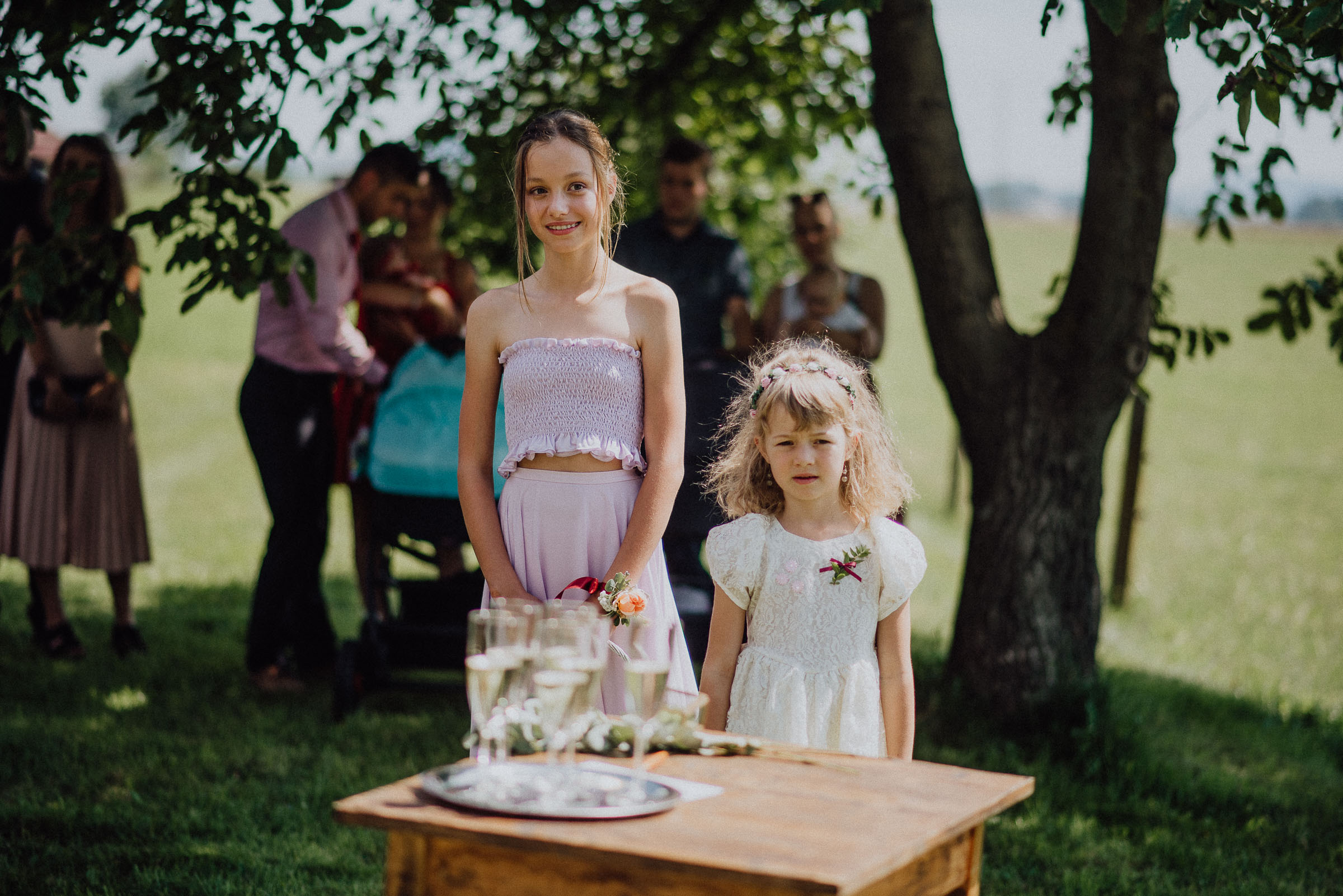 Děti přihlížejí výměně prstýnků při obřadu svatba Orlické hory