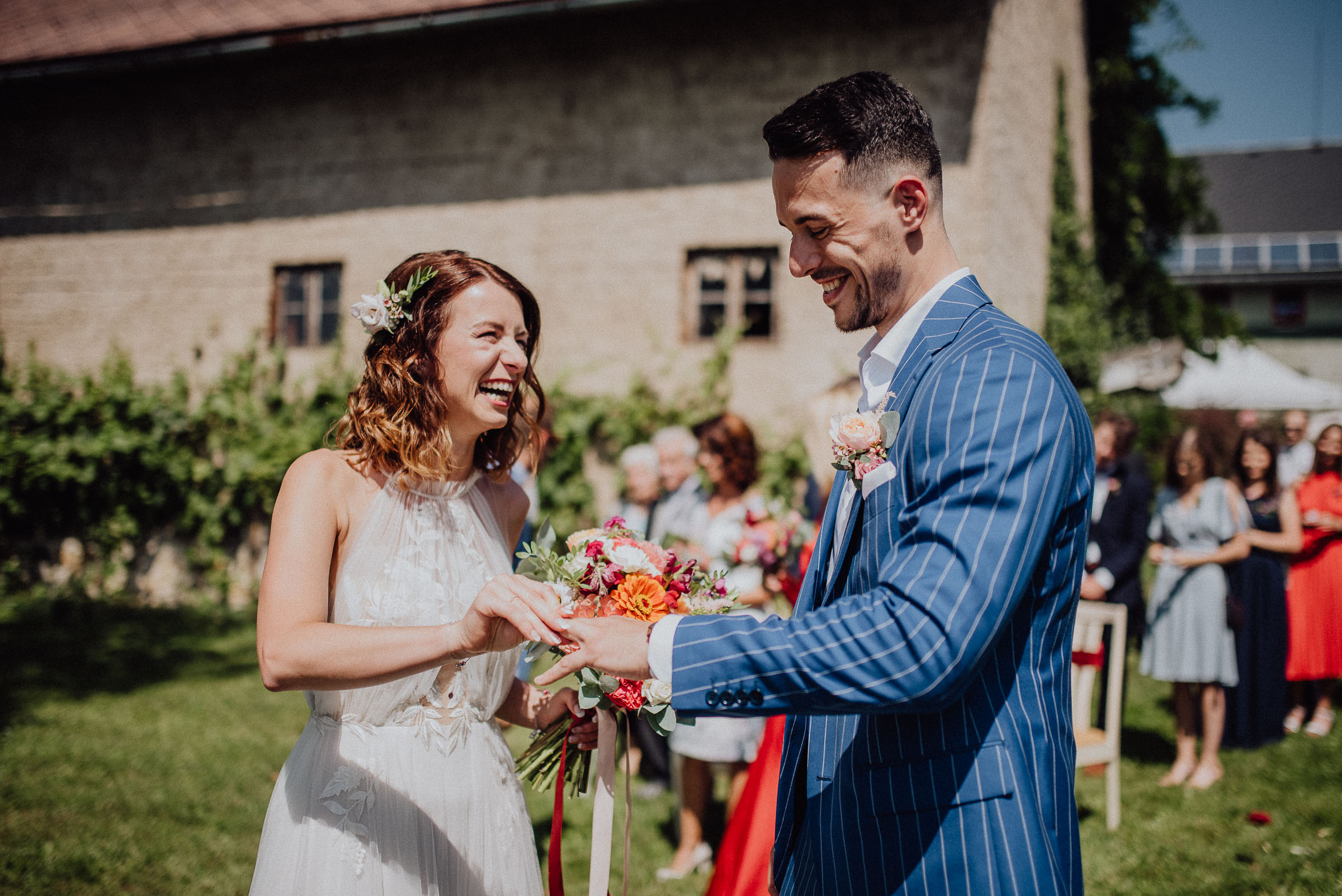 Ženich s nevěstou si vyměňují prstýnky svatba Orlické hory