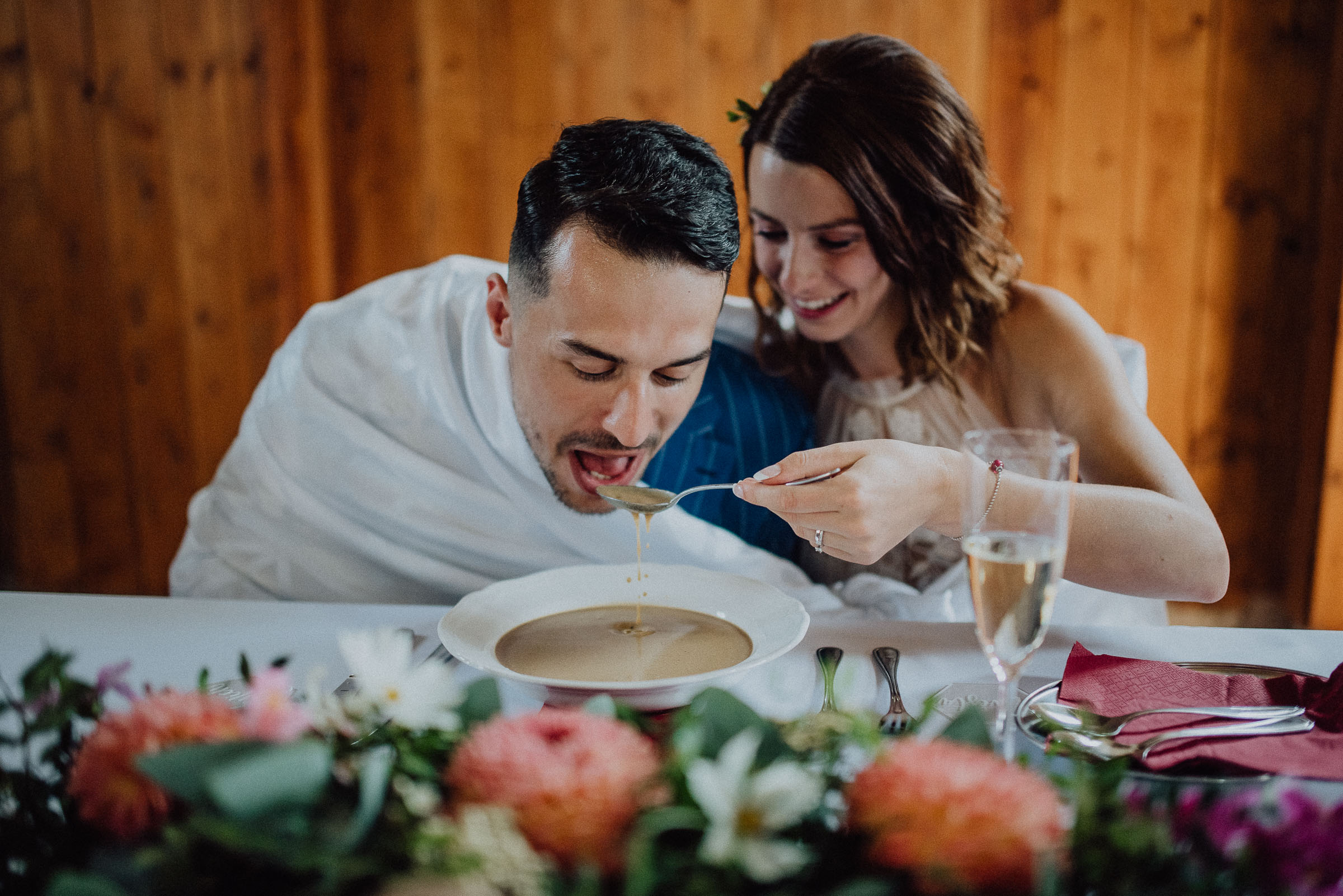 Nevěsta krmí ženicha polévkou ze společného talíře Stodola U Vránů, svatba Orlické hory