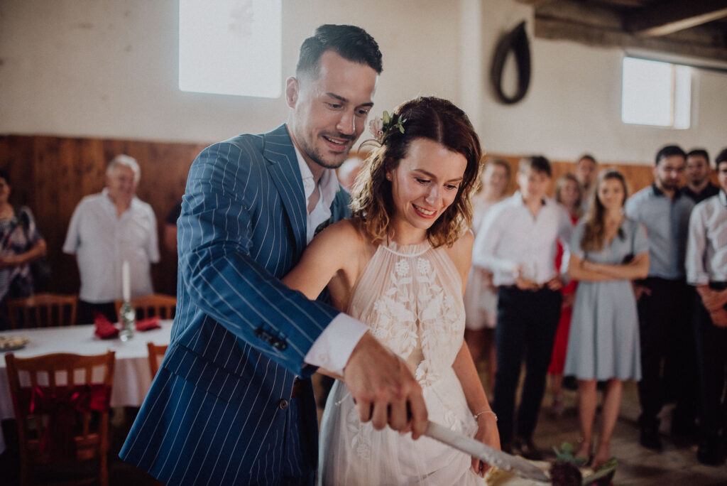 Svatba Kunvald Orlické hory krájení dortu | svatební harmonogram 