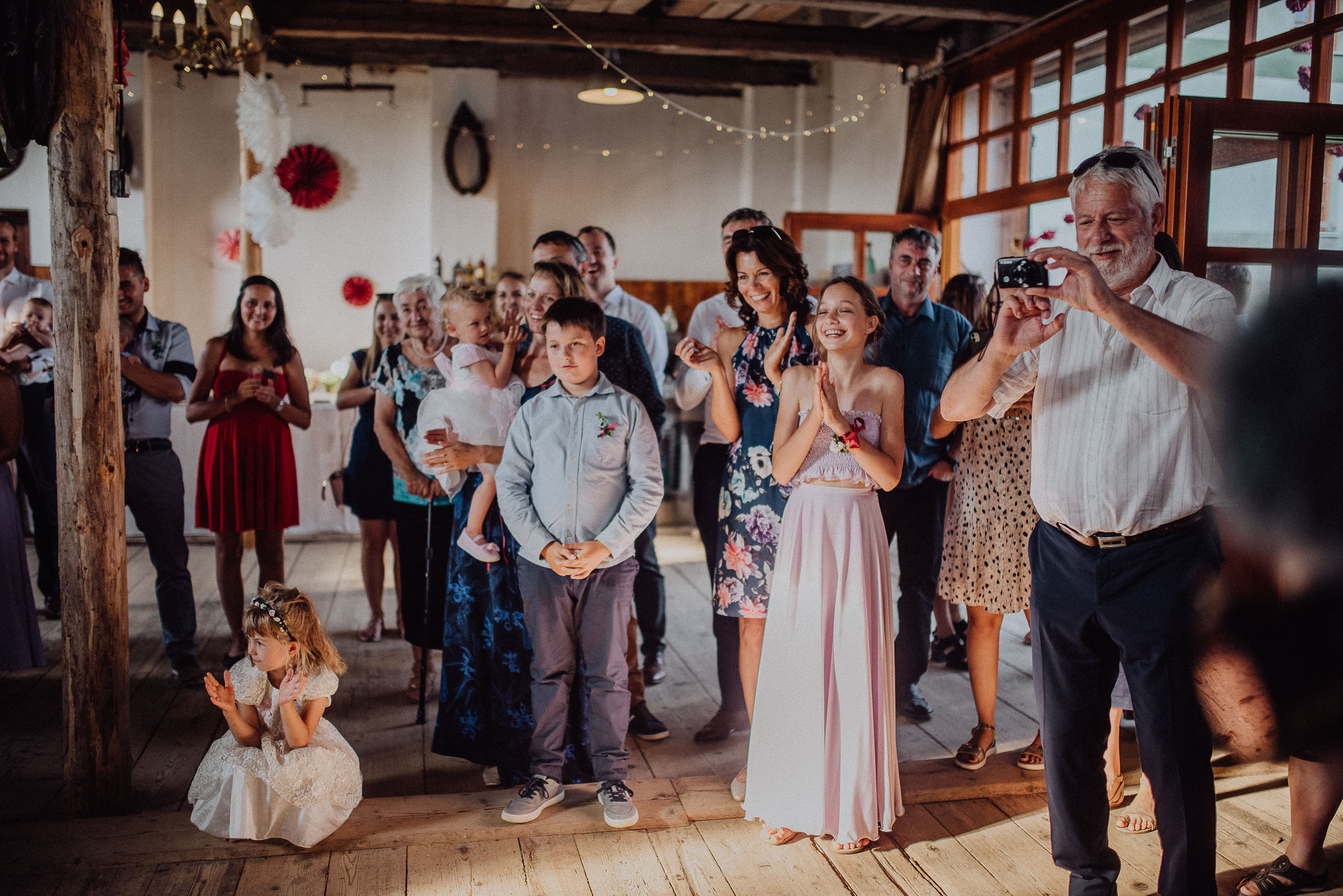 Hosté tleskají při krájení dortu ve stodole U Vránů svatba Orlické hory