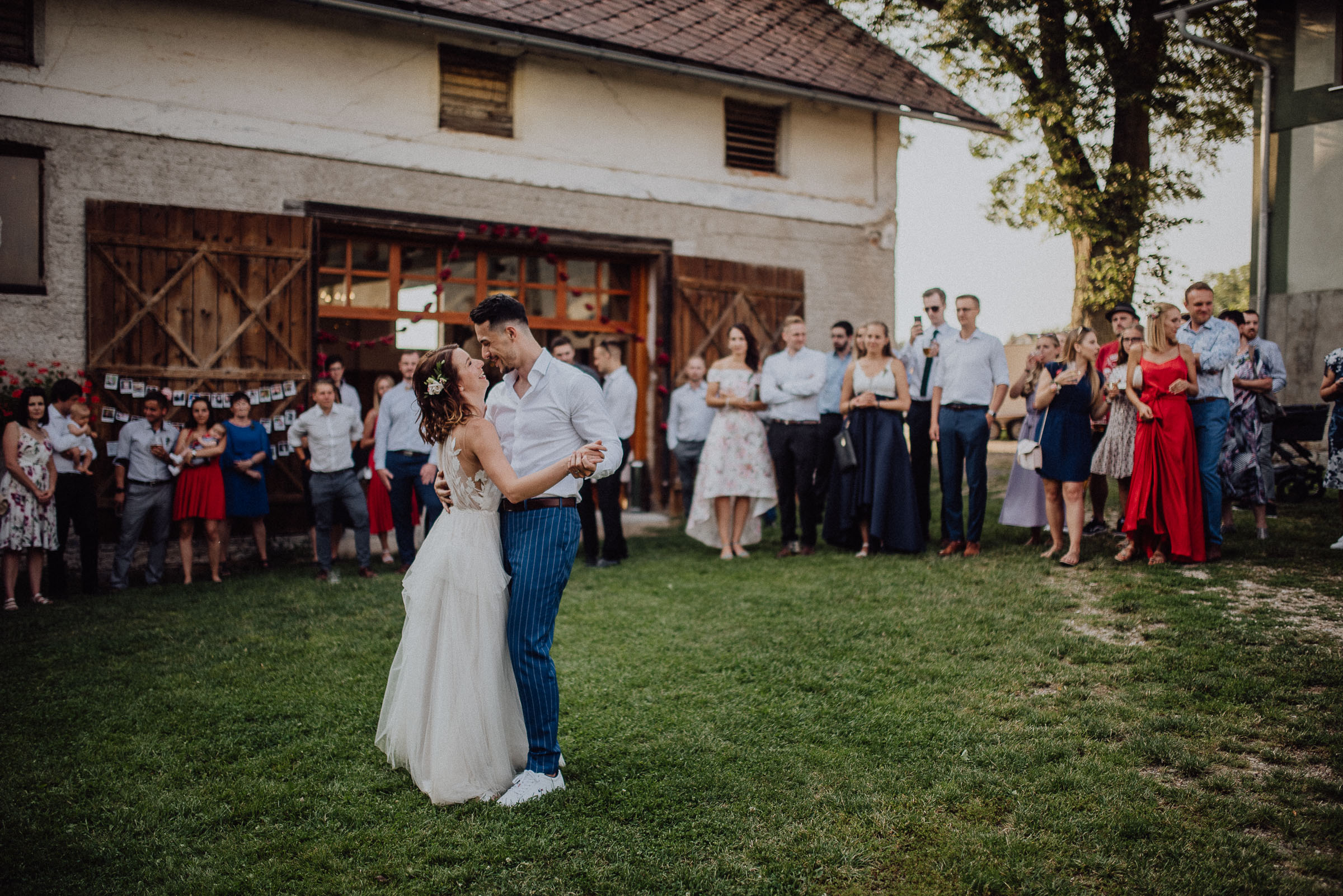 První tanec novomanželů před stodolou U Vránů Kunvald