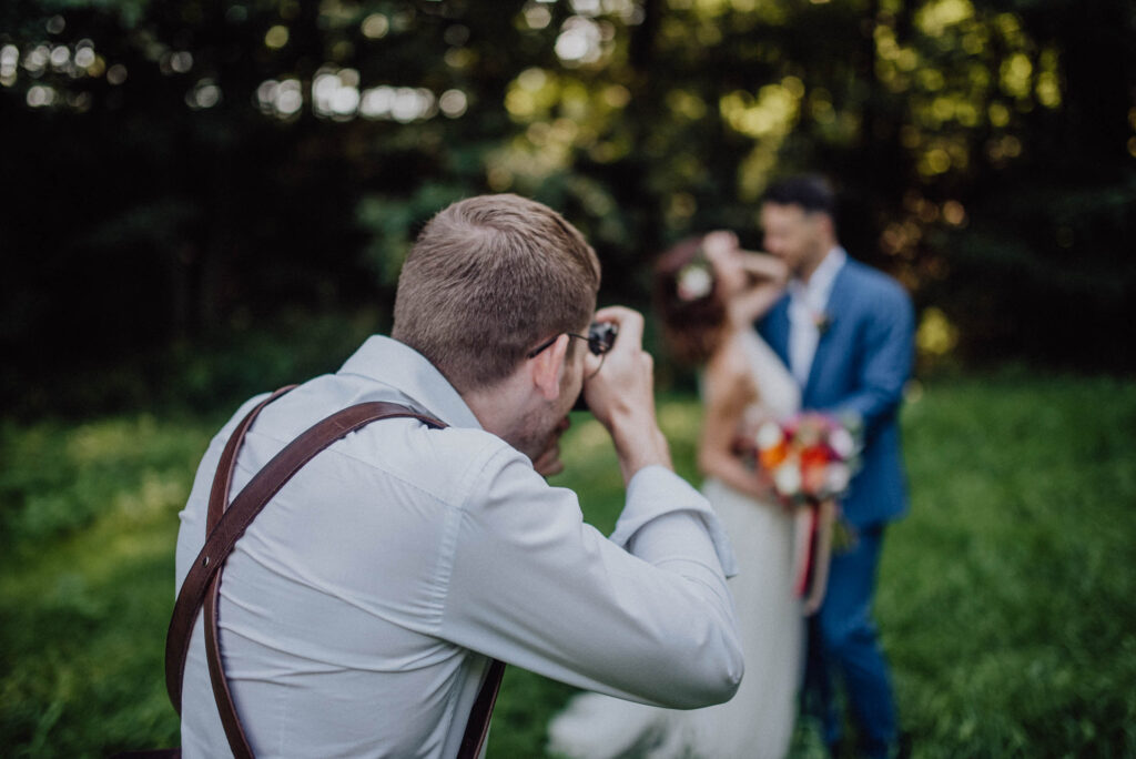 Svatební fotograf fotí ženicha s nevěstou Jizerské hory | svatební fotky