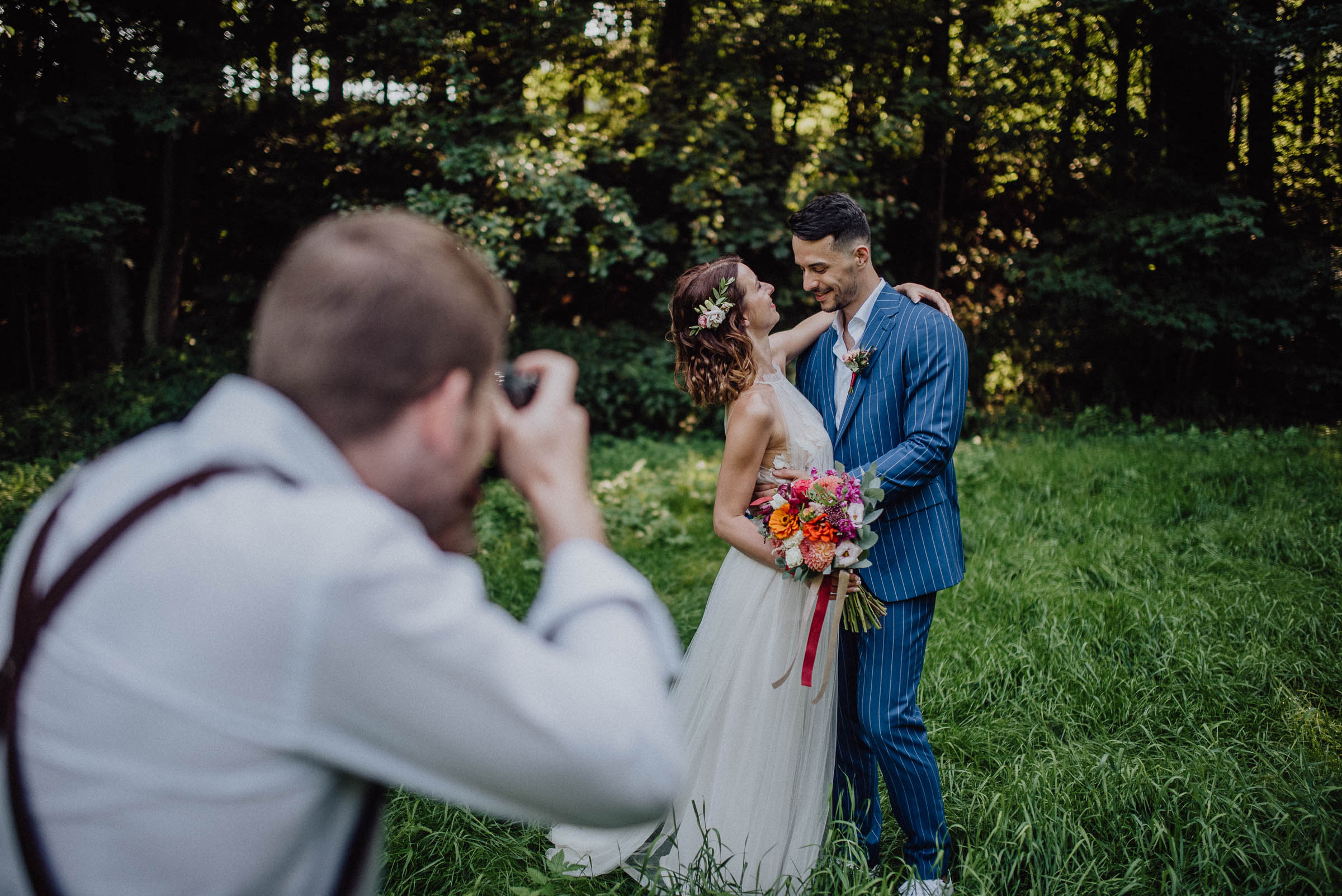 Svatební fotograf fotí ženicha s nevěstou Orlické hory | svatební fotky