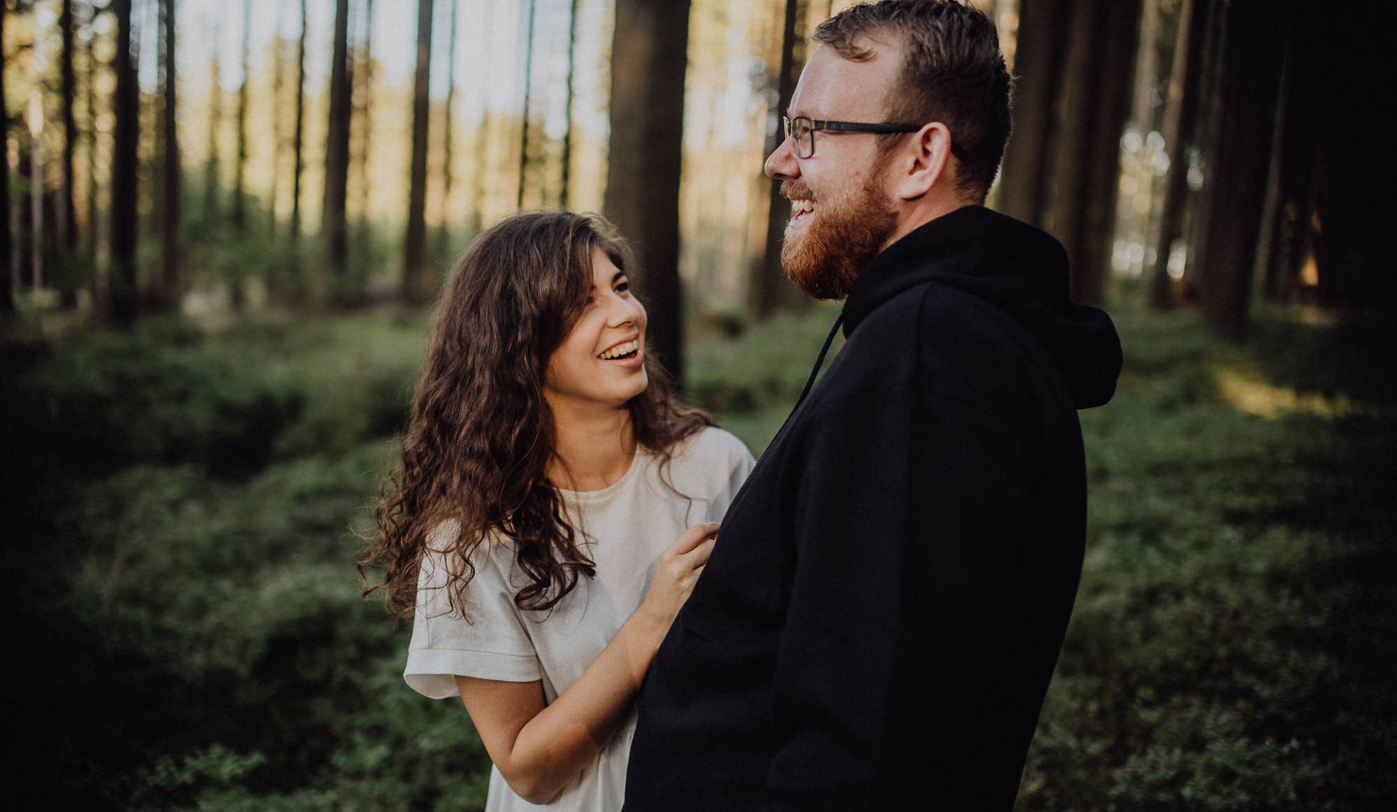 Párové focení v lese | svatební fotograf Brno