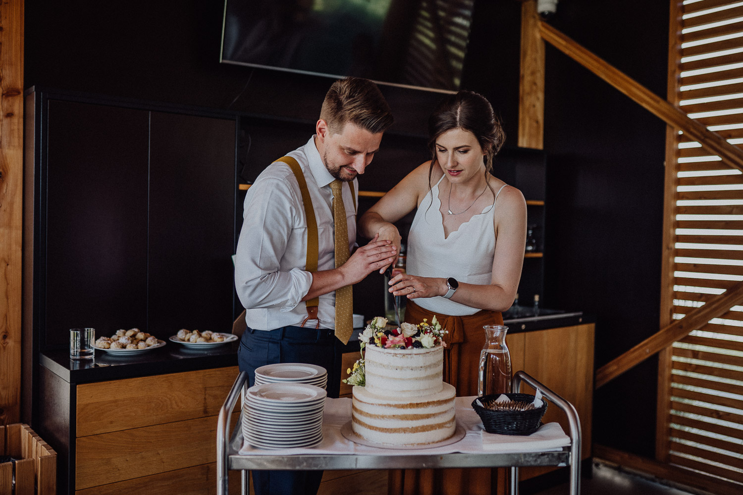 svatba Kamjinam Brno ženich a nevěsta krájení dortu